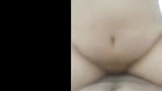 الراجل نايم عريان علي سريره ومراته الممحونه طالعه فوقيه ركباه زي الكلب الهيجان افلام سكس طويلة ومدخل زوبره كله في كسها وهي بتطلع وتنزل عليه
