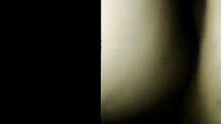 الراجل منوم الشرموطه بتاعته وبينيك كسها  xnxx xxnxx مصري هي ونايمه عريانه علي جنبها وماسكها من بزازها بيشد فيها وجسمها كله متكهرب من نيكه