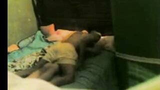 المعرص الكبير لابس القميص بتاع مراته ومفلقس طيزه ليه  سكس مصري وهو بيلعب في زوبرؤه والشرموطه قاعدهخ بتبعبص في طيزه من ورا