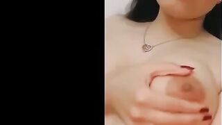 البنت شغاله تطلع في لسانها لبره وشفايفها كلها  سكس مصري روج احمر وبتلحس فيه بلسانه وتعض في شفايفها المجنونه وشغاله ماسكه بزازها بتلعب فيهم