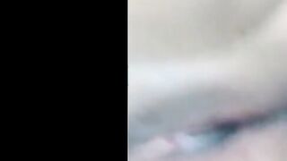 البنت زانقه نفسها  سكس مصري عالحيط ورافعه رجل واحده سنداها بيديها والايد التانيه بتلعب بيها في بزازها وتهز بيهم