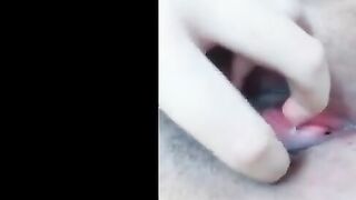 البنت زانقه نفسها  سكس مصري عالحيط ورافعه رجل واحده سنداها بيديها والايد التانيه بتلعب بيها في بزازها وتهز بيهم