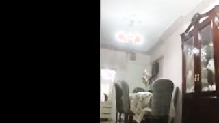 البنت الشرموطه في الصاله بترقص وبيدخل عليها صاحب الشقه من غير متاخد بالها وبيتفرج عليها وبتشوفه تقوم لافه سكس مصري  نفسها بالمنلايه البيضه لان جسمها عريان