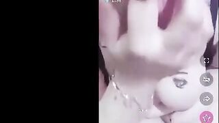 البنت الفاجره راسمه علي بزازها تاتوه رموش العيون وماسكه كسها الابيض ملبن بتلعب فيه وتدعكه بيديها وهي قاعده علي حافه سكس مصري  السرير فاتحه رجلها اوي ومنزلاها عالارض
