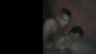 البنت الفاجرؤه واخدها حبيبها في مكان مهجور وهما قالعين لبسهم ونايم عليها ومدخبل زوبره بينيك فيها سكس مصري  بيدخلو عليها صحابه بيصوروها هي وبتتناك