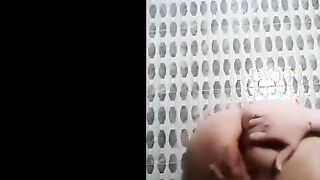 الشرموطه في الحمام قالعه لبسها زماسكه  xnxx xxnxx مصري بزازها الكبار في ايديها وزناهم وشغاله ترقص فيهم جامد وتهز فيهم اوي