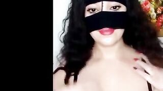 اللبوه حاطه منوكير في ايديها احمر وبصوابع يديها سكس تويتر  بتلعب في كسها وشغاله تبعبص فيه اوي وتلعب وهي مغميه عنيها بشال اسود