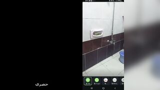 البنت الفاجره بتلعب بالزوبر الصناعي وحطاه عالارض ونازله زي الكلبه تلحس فيه وتمصه وبعدي سكس مصري ن بتقعد عالارض فاتجه رجليها وبتتناك منه