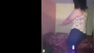 البنت الموزه لابسه القميص التايجر وبتلعب في صدرها  سكس عربي هي واقفه وحلمات بزازها ظاهره اوي من القميص وشغاله تعدل فيهم