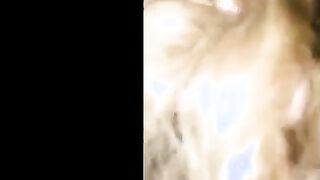 البنت لابسه قميص النوم الاسود ونايمه  فيلم سكس  علي ضهرها رافعه رجل واحده لفوق والراجل بيدخل زوبره في كسها علشان يبدا ينيكها