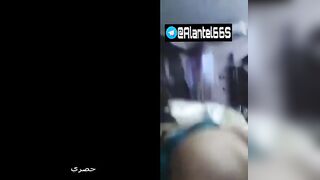 الراجل مفلقس طيز المتناكه بتعته وشغال ينيك فيها اوي من ورا وزوبره xnxx xxnxx مصري  رايح جاي في كسها وهو ماسك الحزام في ايده بيضرب علي طيازها بيه