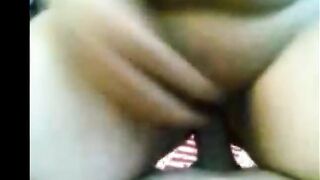 البنت الفاجره طالعه علي زوبر جوزها بتتناك منه وتشوفه زوبرو الصغير وهو بيخش وبيطل سكس مصري ع في كسها وكله لبن منها وهو عايز يعشرها