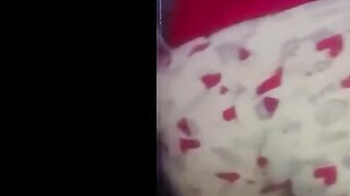 البنت المتسهوكه بترقص ووتمايل في طيزها وهي لابسه بيجامه وتصدر طيزها علي وش حبيبها بتهزها عل سكس مصري ي وشه وهو بيشم فيها ومغنمض عينه الممحون
