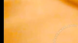 البنت المتناكه بتقلع قميص بتاعها وتطلع بزازها ومطلعاهم لبره وتصور في كسها وه سكس مصري و منتوف بالقميص ال جيبهولها بيحبه عليها