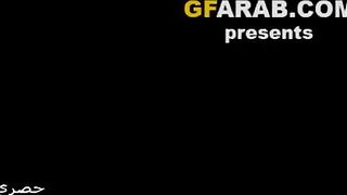 الراجل موقف الشرموطه بتاعته عالسرير ومقعدها علي ركبتها وهو وراها واقف واخدها  افلام سكس طويلة في حضنه وزوبره بيحك في كسها ماسكها من صدرها قافش فيهم