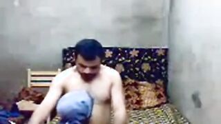 الراجل موقف الشرموطه بتاعته عالسرير ومقعدها علي ركبتها وهو وراها واقف واخدها  افلام سكس طويلة في حضنه وزوبره بيحك في كسها ماسكها من صدرها قافش فيهم