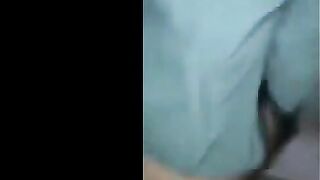 البنت الفاجره بتشاور لحبيبها من الشباك علشان يطلع لها بعد ما امها نزلت تجيب خضار وبيطلع وه سكس مصري و علي الباب بيطلع زوبر تمص الشرموطه فيه