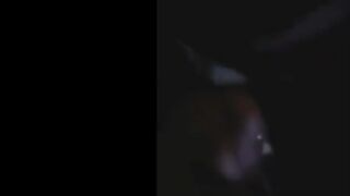 البنت الفاجره بتشاور لحبيبها من الشباك علشان يطلع لها بعد ما امها نزلت تجيب خضار وبيطلع وه سكس مصري و علي الباب بيطلع زوبر تمص الشرموطه فيه