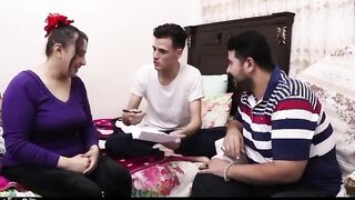 البنت في اوضه اخوها بتهديه فاسخ خطوبته جديد وزعلان وبتقرب منه بتسخن سكس مصري  فيه الشرموطه وتكلمه وهي ماسكه زوبره بتحسس عليه