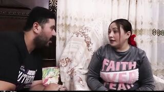 البنت في اوضه اخوها بتهديه فاسخ خطوبته جديد وزعلان وبتقرب منه بتسخن سكس مصري  فيه الشرموطه وتكلمه وهي ماسكه زوبره بتحسس عليه