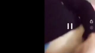 الاب الحيحان داخل علي بنته الاوضه وهي بتغير هدومها بعد مجات من الشغل بتاعها ومطلع سكس مصري  زوبره ومقعدها عليه بيحك زوبره في طيزها