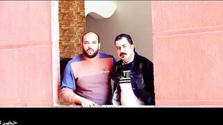 البنت الفاجره طالعه البلكونه بالقميص النوم واتنين رجاله حيحانين جيرانها البلكونه ال بوشها سكس مصري  بيتفرجو علي بزازها وهي طالعه من القميص
