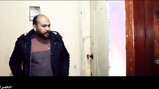 البنت الفاجره طالعه البلكونه بالقميص النوم واتنين رجاله حيحانين جيرانها البلكونه ال بوشها سكس مصري  بيتفرجو علي بزازها وهي طالعه من القميص