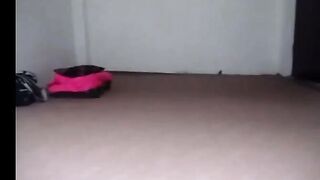البنت الصغيره مع ابوها المتناك في الاوضه مقلعها هدومها وبيقعدها علي رجله سكس مصري  هو عريان وشغال يحك في زوبره علي طيازها
