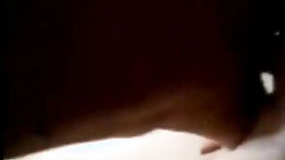 الشرموطه نايمه عالسرير عريانه  سكس مصري جديد والراجل بيجي يطلع ينام جنبها بيبوس في شفايفها وهو بيبوس بيلعب في كسها وبيفضل يبعبصها