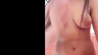 البنت في الحمام قلعت ملط وبتفرد شعرها بعد ماغسلته وتنشف سكس مصري  فيه وهو طويل اوي وتدعك في كسها اوي بالصابون مزفلتاه هو وطيزها