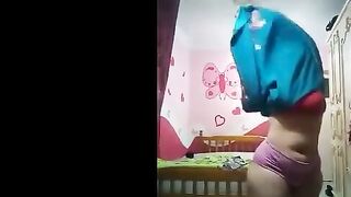 البنت ميله جسمها عالكرسي وهي سانده رجليها  فيلم سكس  عالارض ووراها صديقها بيمشي زوبره علي كسها وطيزها خايف يفتحها بنت بنوت وبيحك زوبره من بره