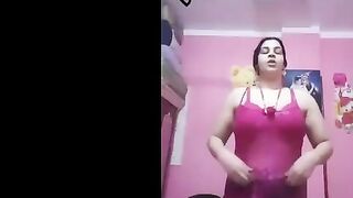 البنت المتناكه بتقلع وقاعده بالقميص ال كله مترتر ومشخلع وبتترقص وتتهز  سكس مصري اوي بيه لحبيبها قاعد جنبها بيتفرج عليها