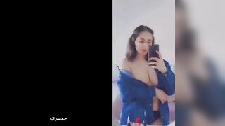 البنت الشرموطه قاعده بتمص في زوبر حبيبها وهو واقف جنبها وتلعب فيه بيديها وتدعكه جامد واول مايحمبط  سكس مصري ويوقف بيديها بنومها عالالرض وبينيك فيها