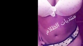 البنات الليل بتتصور البنت بحركات شرمطه وسكسيه وتنشرها علي موقع منتديات ال سكس مصري ظلام علشان تتناك من الرجاله مقابل المال
