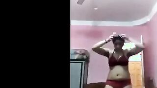 البنت الفاجره بتترقص علي واحده ونص في الاوضه لجوزها بمناسبه العيد المجيد وهو قاعد عالسرير بيتفرج  سكس مصري عليها وزوبره واقف علي رقصها عايز يشيلها
