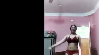 البنت الفاجره بتترقص علي واحده ونص في الاوضه لجوزها بمناسبه العيد المجيد وهو قاعد عالسرير بيتفرج  سكس مصري عليها وزوبره واقف علي رقصها عايز يشيلها