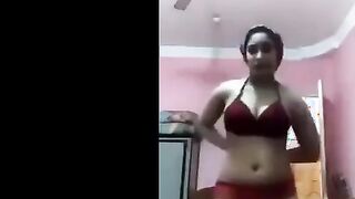 البنت الفاجره بتترقص علي واحده ونص في الاوضه لجوزها بمناسبه العيد المجيد وهو قاعد عالسرير بيتفرج  سكس مصري عليها وزوبره واقف علي رقصها عايز يشيلها