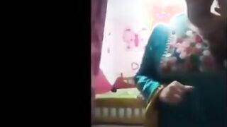 البنت الفاجره بتقلع عبايتها للخول بتاعها وهعو بيسجلها كاميرا وقاعده بالاندر والبراه وبتلعب في صدلرؤها وتدعك فيهم ودماغها م سكس مصري شغوله بالباب وراها خايفه حد يدخل يشوفها