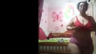 البنت الفاجره بتقلع عبايتها للخول بتاعها وهعو بيسجلها كاميرا وقاعده بالاندر والبراه وبتلعب في صدلرؤها وتدعك فيهم ودماغها م سكس مصري شغوله بالباب وراها خايفه حد يدخل يشوفها
