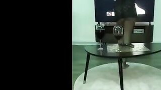 البنت المتناكه قالعه بالقميص وقاعده في الصاله  سكس عربي مشغله الاغاني في التلفزيون بترقص وتتهز عليها وهي منيكه اوي في رقصها