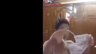 البنت الفاجره بتتكلم مع خطيبها وتقوله نفسي اتناك منك اوي من وقت مخطبنا وكسي بياك سكس مصري ل فيها وبتلعب فيكسها هو ومعاها عالتلفون