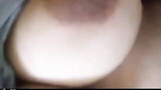 البنت الشابه مطلعه بزازها من التيشرت بتاعها وبتلعب فيهم اوي بيديها الاتنين وتدعك في يديها سكس مصري  وتشد حلمتها لبره تنمصها شويه وتعض فيها