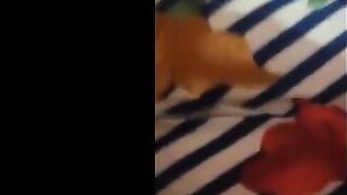 البنت اللبوه نايمه عالسرير بتلعب في كيسها وتدعك فيه وهي لابسه الاندر بتاعها وبيجي جوزها بيدخل عليها وهو ماسك زوب سكس مصري ره بيسخنه وبينام عليها بينيكهات في كسها