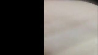 البنت اللبوه نايمه عالسرير بتلعب في كيسها وتدعك فيه وهي لابسه الاندر بتاعها وبيجي جوزها بيدخل عليها وهو ماسك زوب سكس مصري ره بيسخنه وبينام عليها بينيكهات في كسها