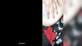 ابويا الخول بيدخل عليا اوضه نومي علشان يطمن وبيشوف طيزي مكشوفه وانا نايمه بيجي يحسس عليها و سكس مصري بيديه مش قادر يمسك نفسه قصادها من كبرها