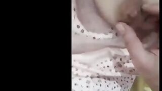 البنت المتناكه ابن خالتها بيحسس علي جسمها وهي نايمه عندهم وبيطلع بزازها البيض ا سكس مصري لصغيريرن بيعصر فيعهم ويلعب لها فيهم اوي