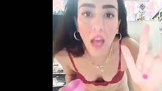 الحيحانه لابسه الاندر والبراه لونه احمر وهي بالمطبخ بتعمل فطار كسها بياكلها بتقوم رافعه رجليها  منتديات سكس علي طربيظه المطبخ وبتالعب في كسها بتدخل المعلقه فيه