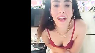 الحيحانه لابسه الاندر والبراه لونه احمر وهي بالمطبخ بتعمل فطار كسها بياكلها بتقوم رافعه رجليها  منتديات سكس علي طربيظه المطبخ وبتالعب في كسها بتدخل المعلقه فيه