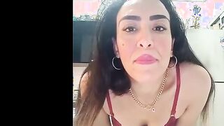 الحيحانه لابسه الاندر والبراه لونه احمر وهي بالمطبخ بتعمل فطار كسها بياكلها بتقوم رافعه رجليها  منتديات سكس علي طربيظه المطبخ وبتالعب في كسها بتدخل المعلقه فيه