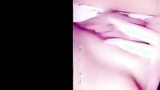 البنت الفاجره بتلعب في زنبور كسها بتدعك فيه واول سكس مصري  مابتسخن بيتدخل وتطلع صباعها في كسها وكسها بينتؤر في اللبن لبره